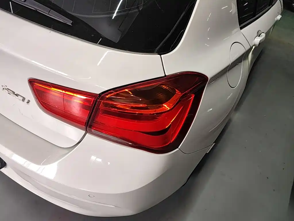 Photo 8 - BMW 1 Series (Import)