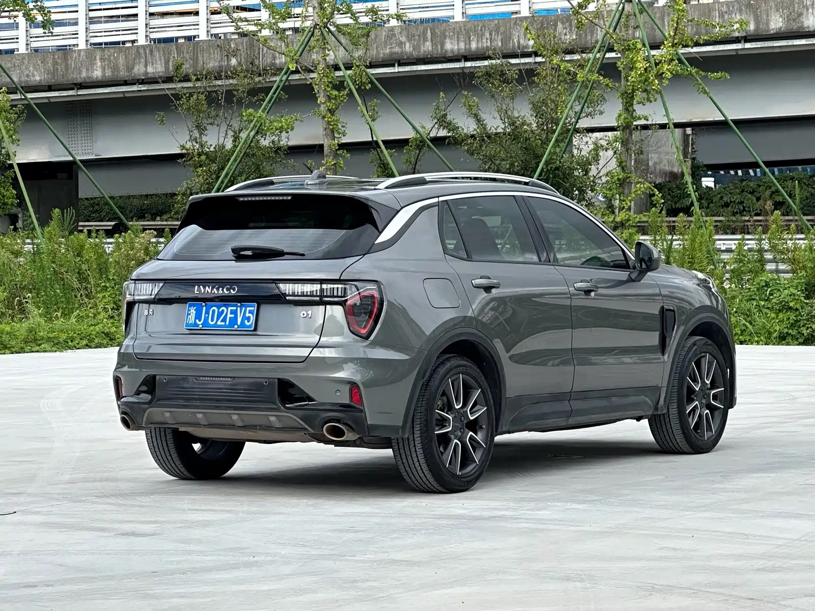Фото 6 - Lynk & Co 01