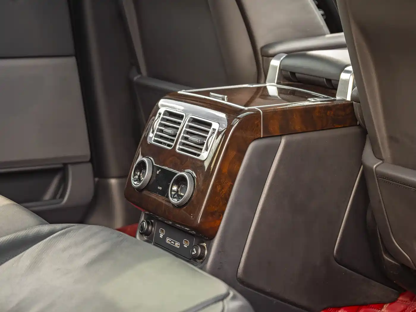 Land Rover Range Rover 2021 3.0 L6 Heritage Extended Classic Edition фото 20