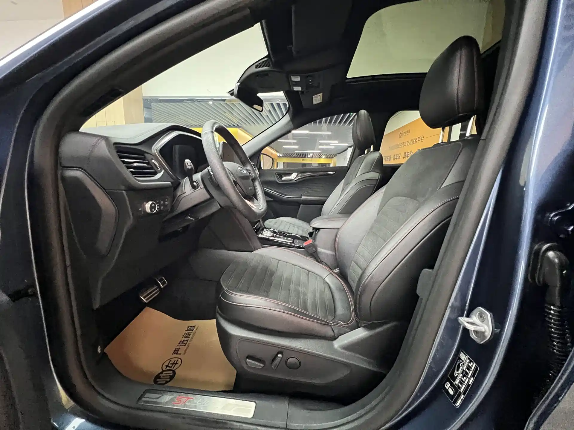 Photo 6 - Ford Escape