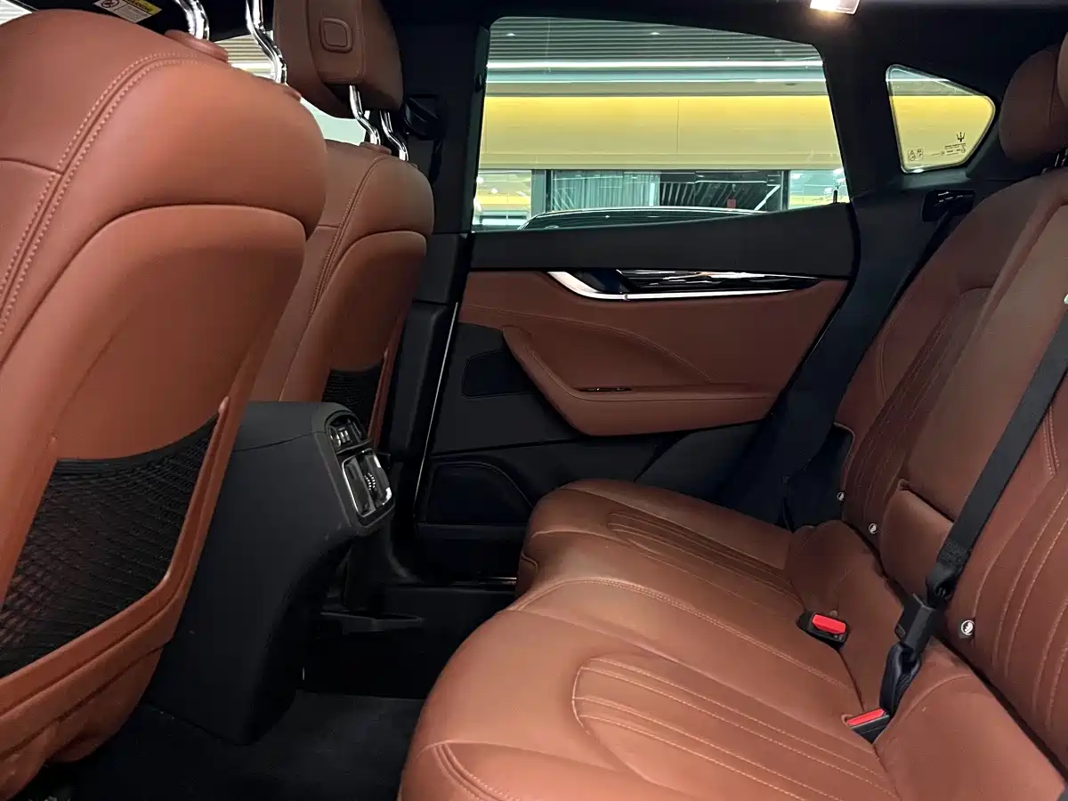 Photo 6 - Maserati Levante
