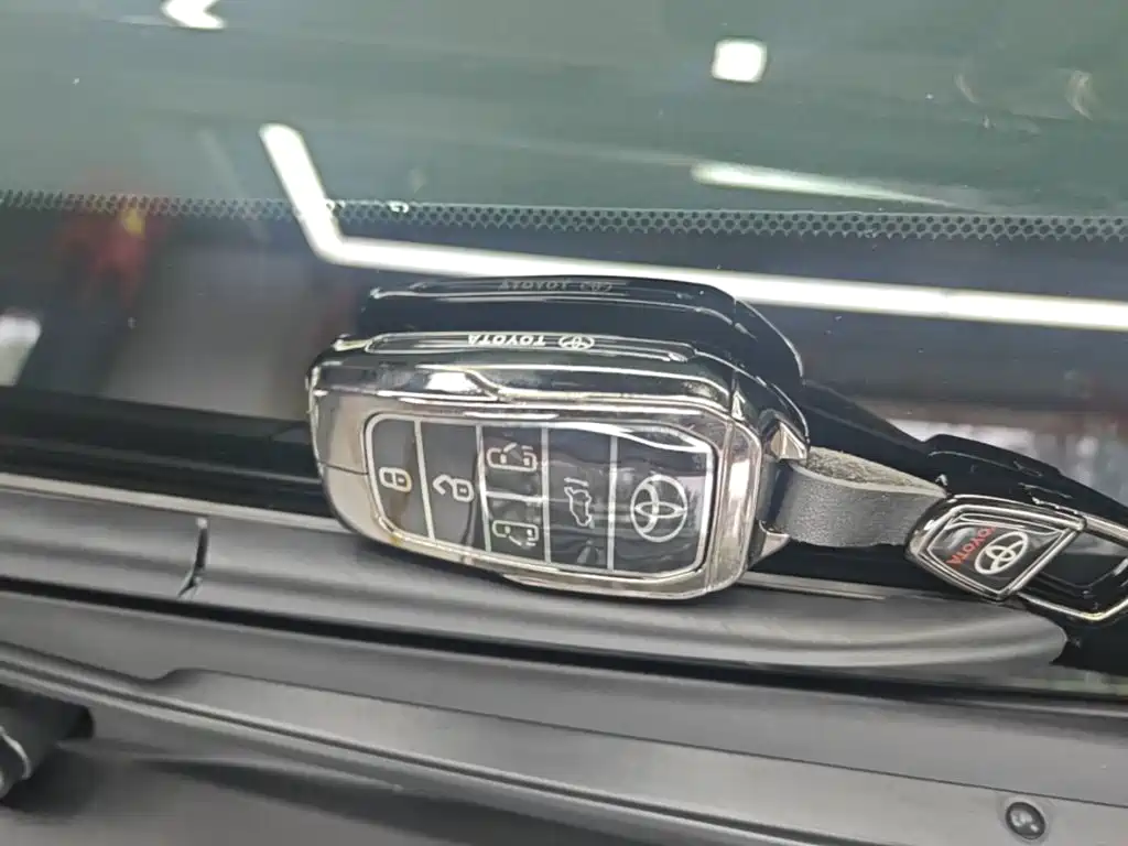 Фото 9 - Toyota Sienna