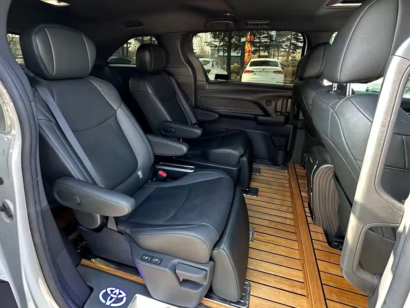 Toyota Sienna 2023 2.5L Hybrid Premium Edition фото 6