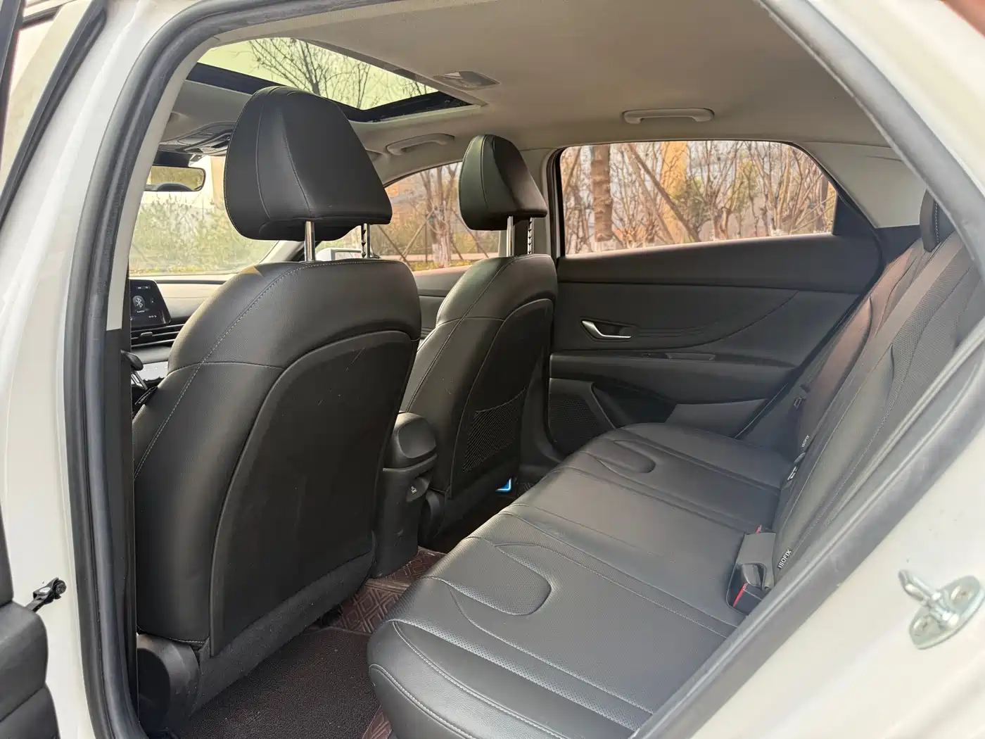 Hyundai Elantra 2021 1.5L CVT LUX Premium Edition фото 5