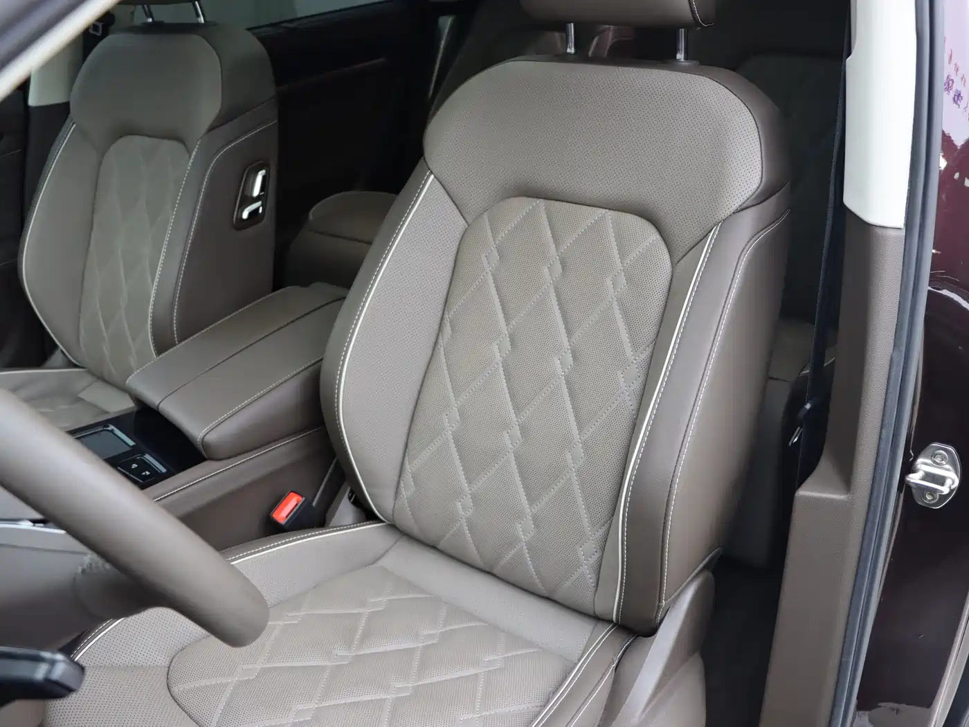 Volkswagen Viloran 2023 Facelift 380TSI Premium Edition фото 6