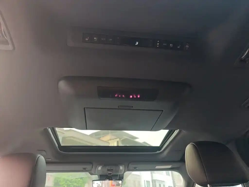 Photo 18 - Toyota Sienna