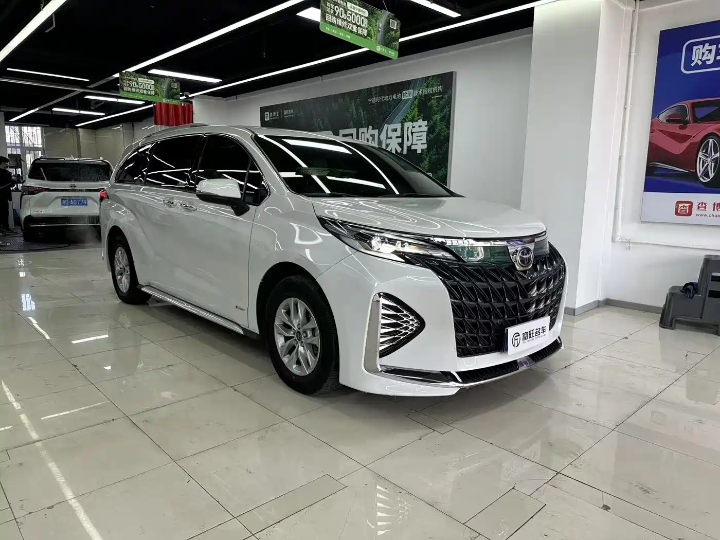 Toyota Granvia 2023 2.5L Hybrid Comfort Edition фото 3