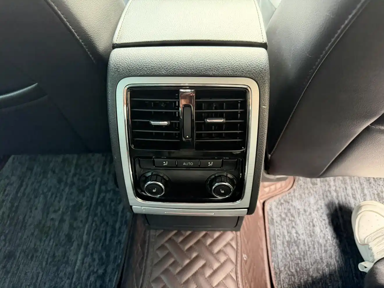 Volkswagen Passat 2011 2.0TSI DSG Ultimate фото 12