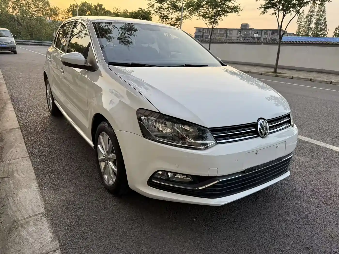 Volkswagen Polo 2016 1.6L Automatic Comfort фото 2
