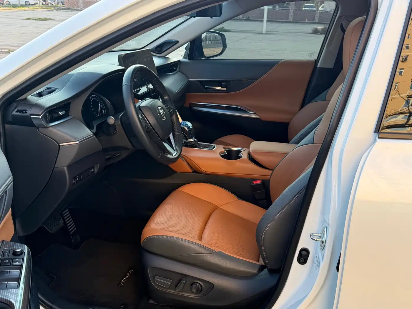 Toyota Venza 2022 2.0L CVT 2WD Premium фото 13