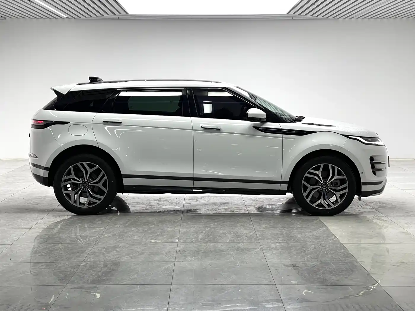 Land Rover Range Rover Evoque 2023 Range Rover Evoque L 249PS Premium Luxury Edition фото 8