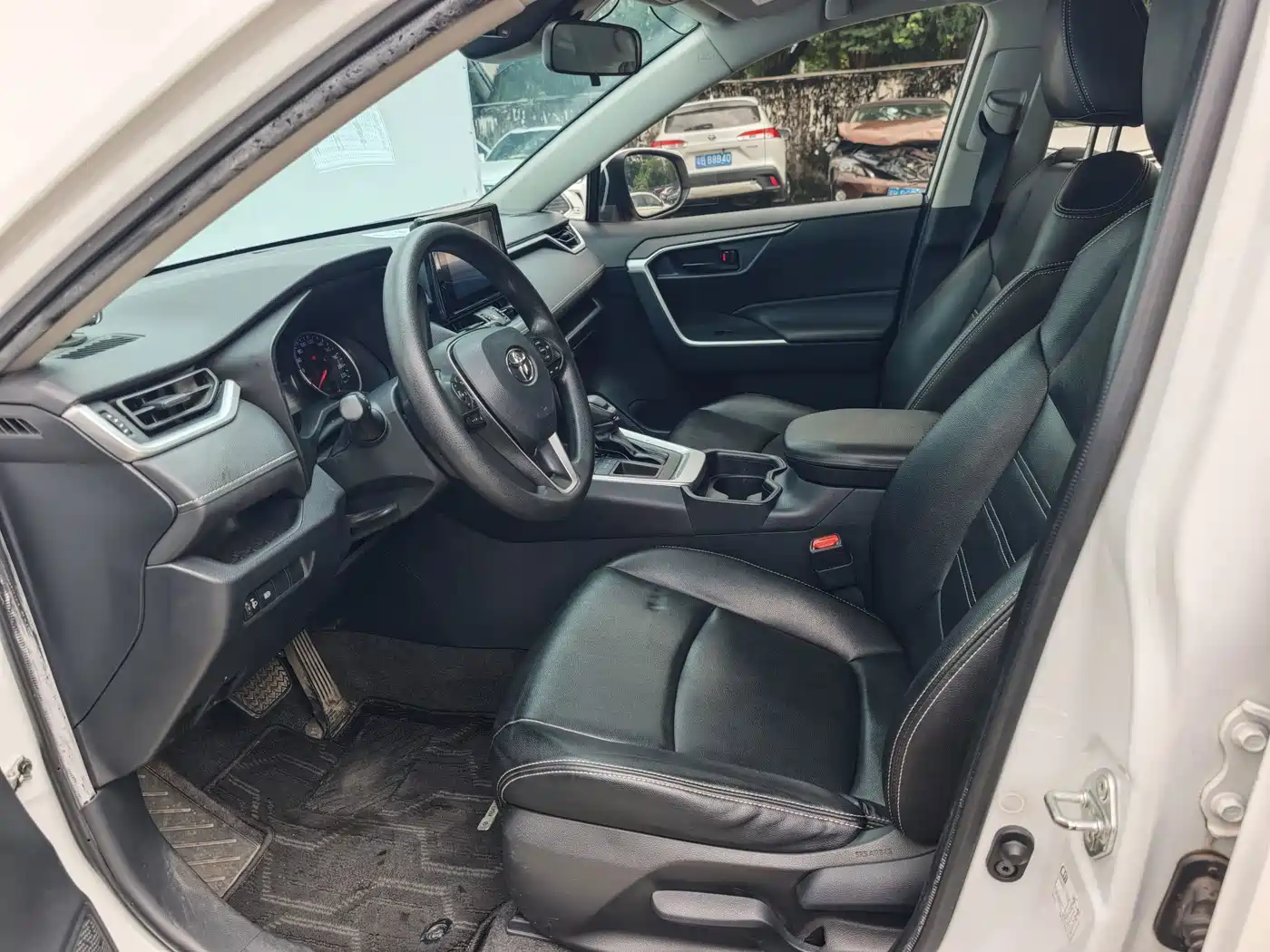 Фото 16 - Toyota RAV4