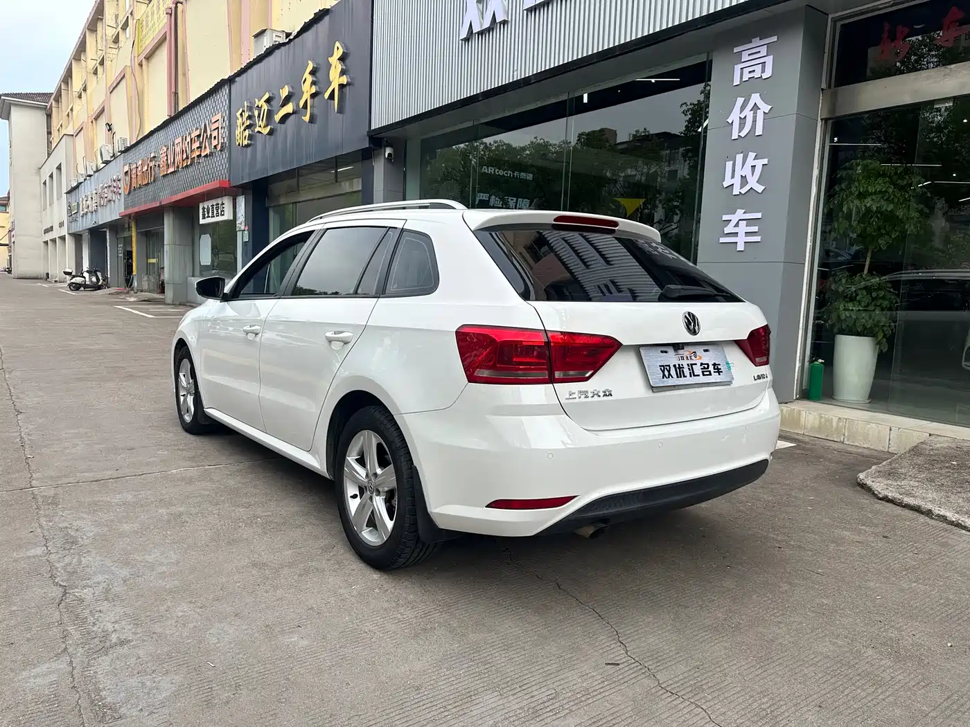 Volkswagen Lavida Tour 2017 1.6L Automatic Trend Edition фото 9