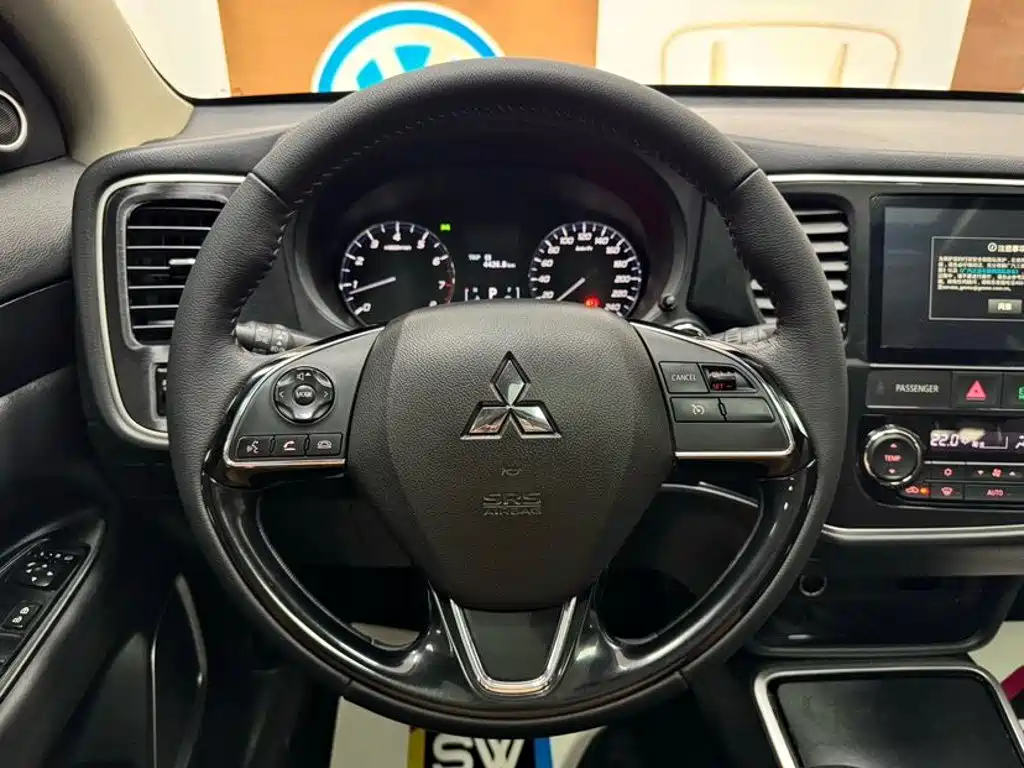 Mitsubishi Outlander 2023 2021 Facelift 2.0L 2WD Premium Edition 7-Seater