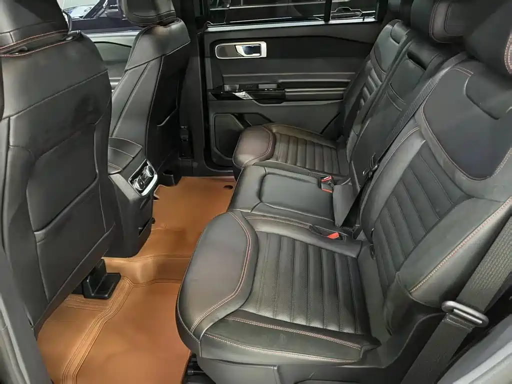 Photo 18 - Ford Explorer