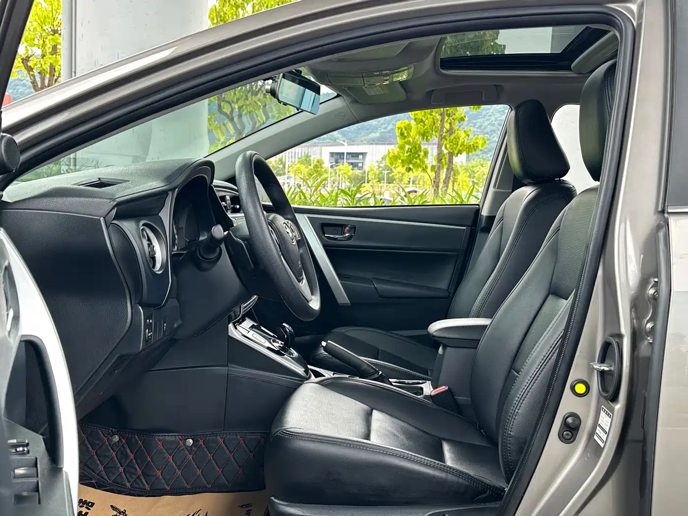 Toyota Corolla 2017 Facelift Hybrid 1.8L E-CVT Leading Edition фото 4