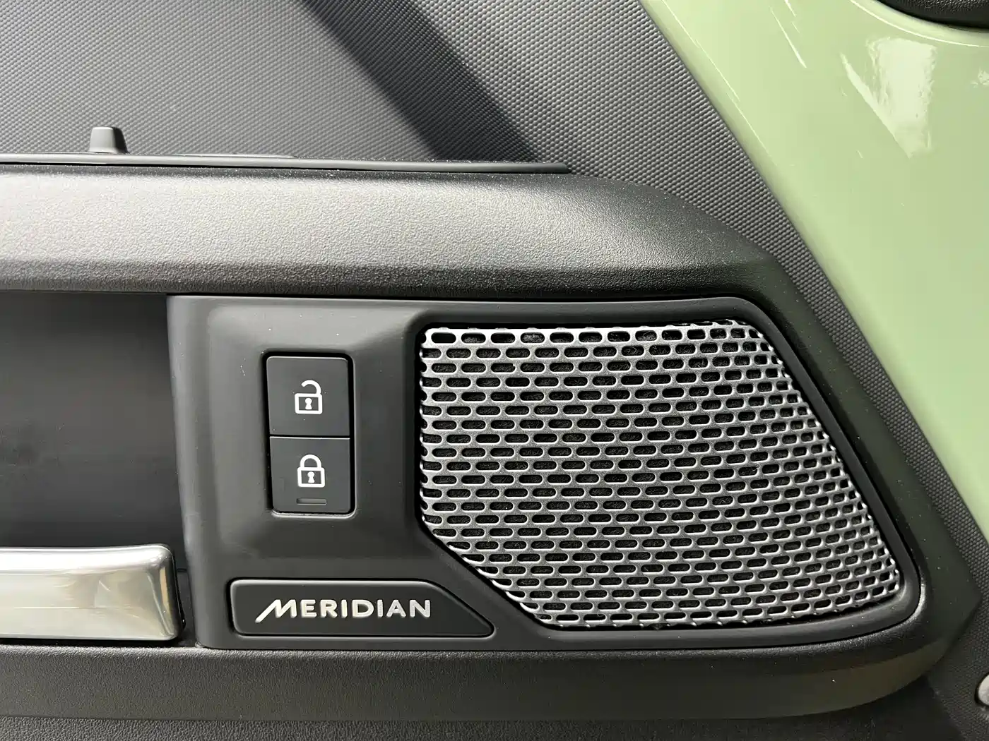 Land Rover Defender 2023 110 3.0T P400 75th Anniversary Legend Edition фото 8