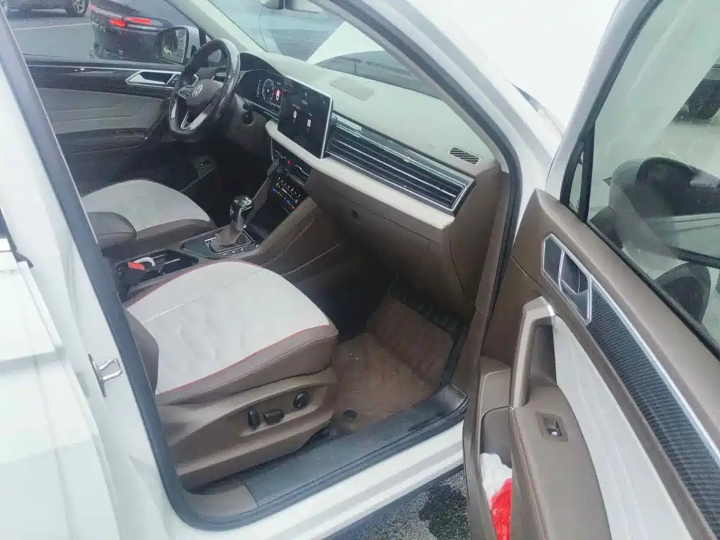Photo 12 - Volkswagen Tiguan L