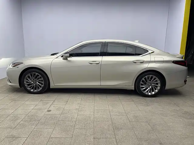 Photo 7 - Lexus ES