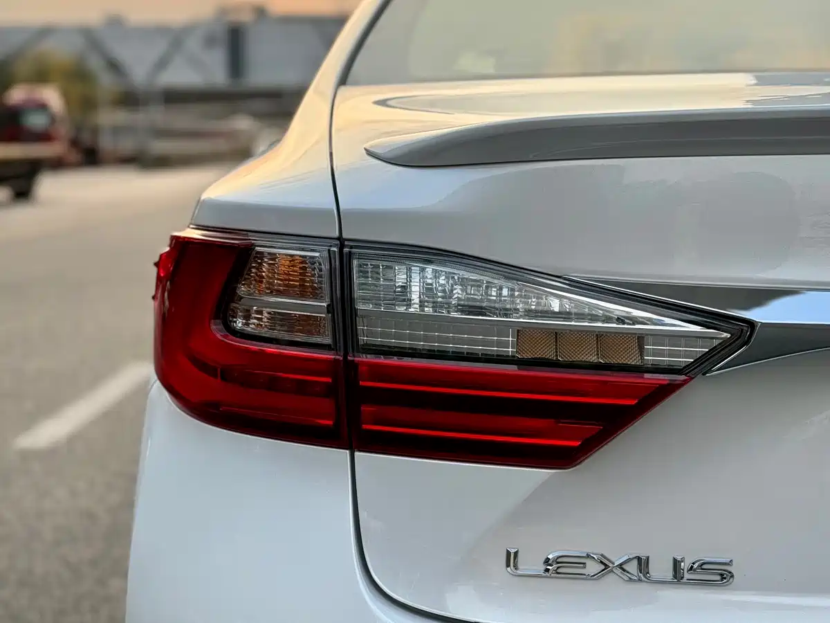 Photo 11 - Lexus ES