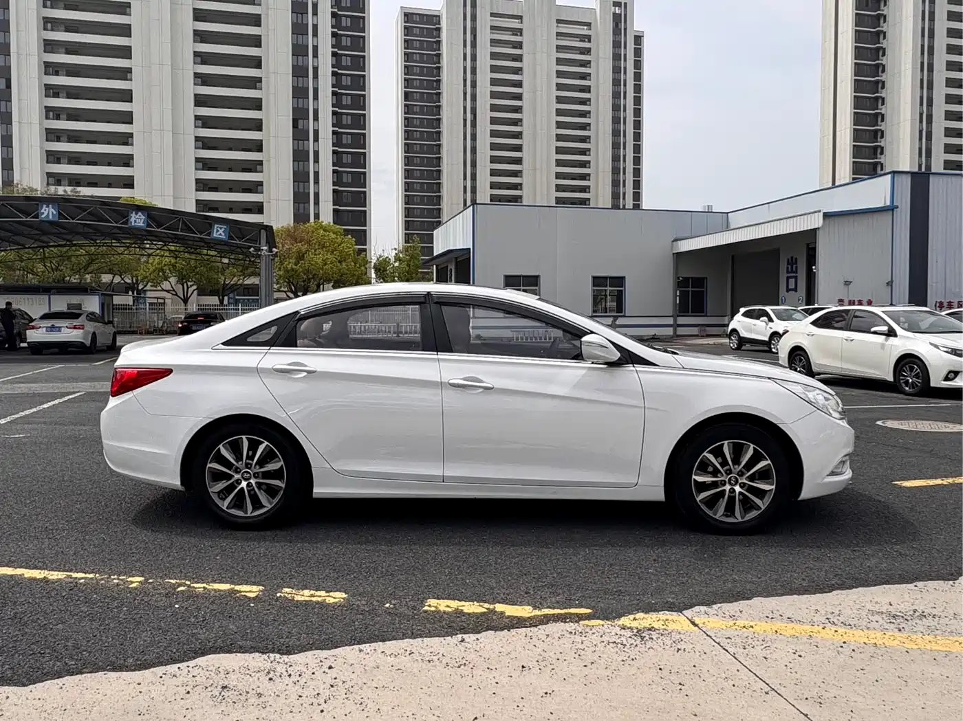 Hyundai Sonata 2015 Classic 2.0L Automatic Luxury Edition фото 7