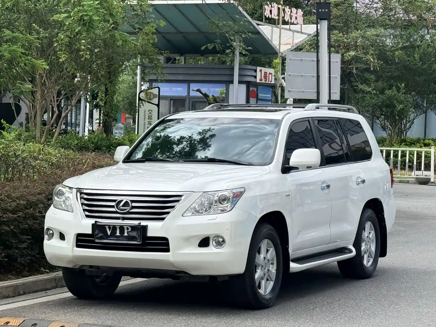 Фото 1 - Lexus LX
