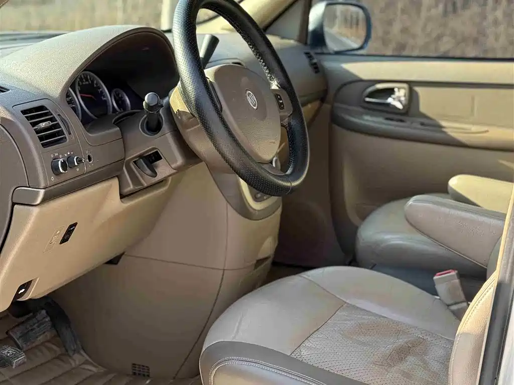 Buick GL8 2011 2.4L LT Executive Edition фото 4