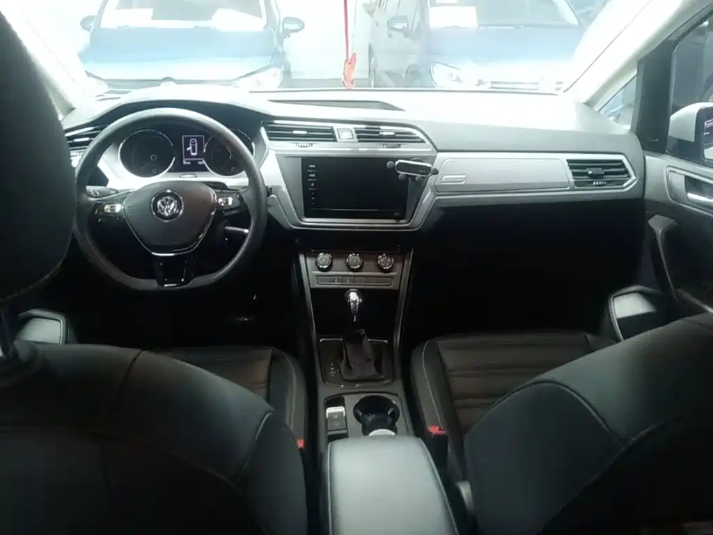 Фото 10 - Volkswagen Touran
