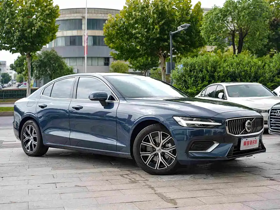Volvo S60 2026 2025 B4 Smart Luxury Edition