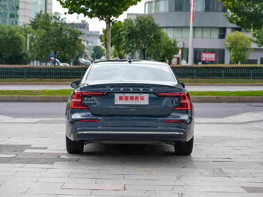 Volvo S60 2026 2025 B4 Smart Luxury Edition