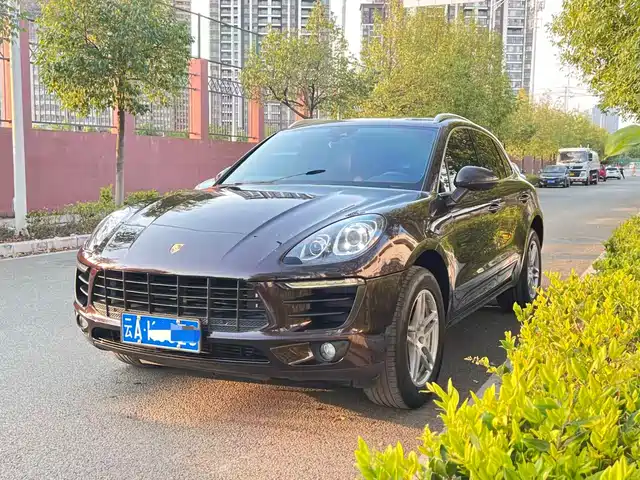 PORSCHE MACAN