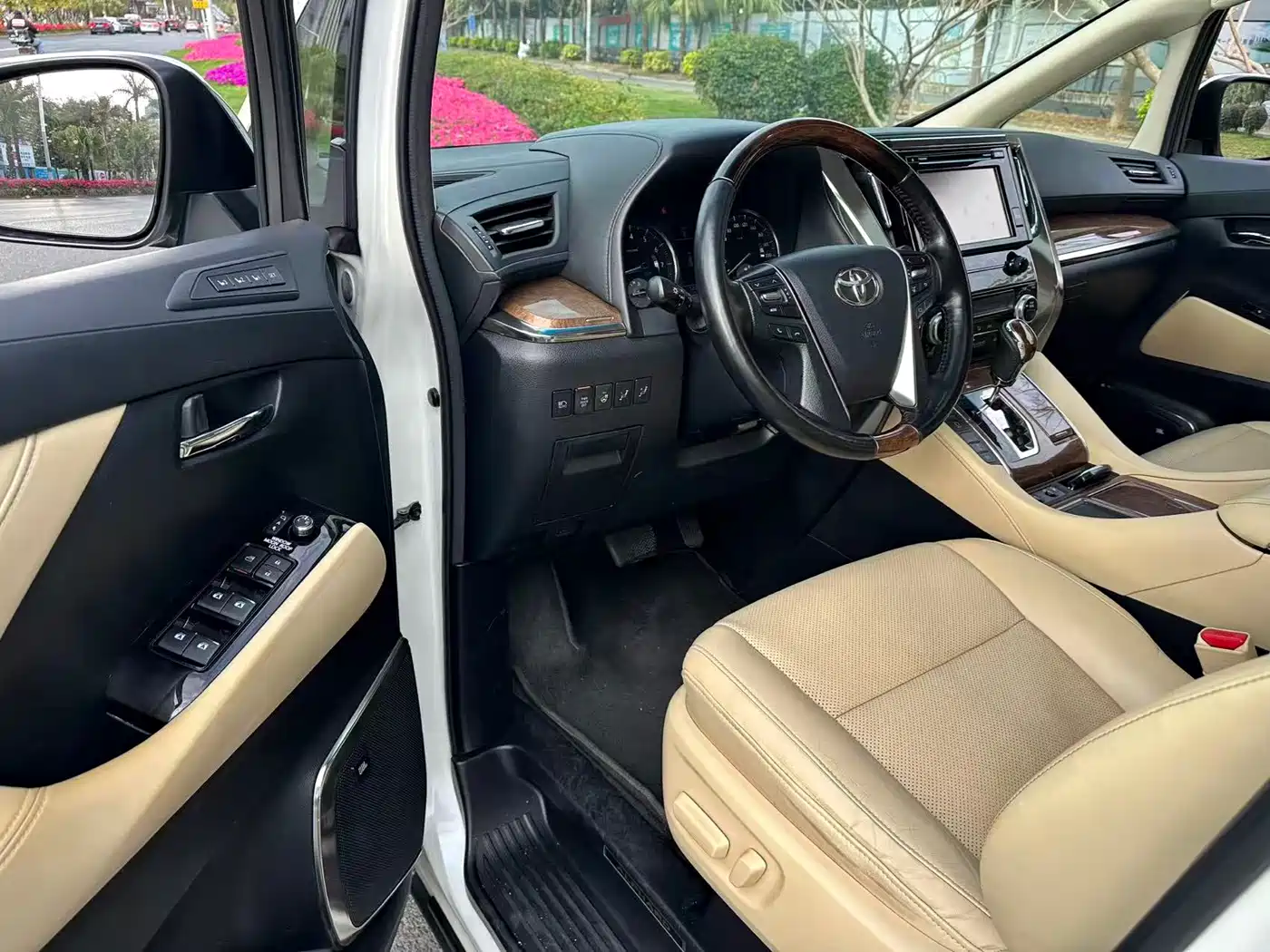 Toyota Alphard 2018 3.5L Premium фото 12