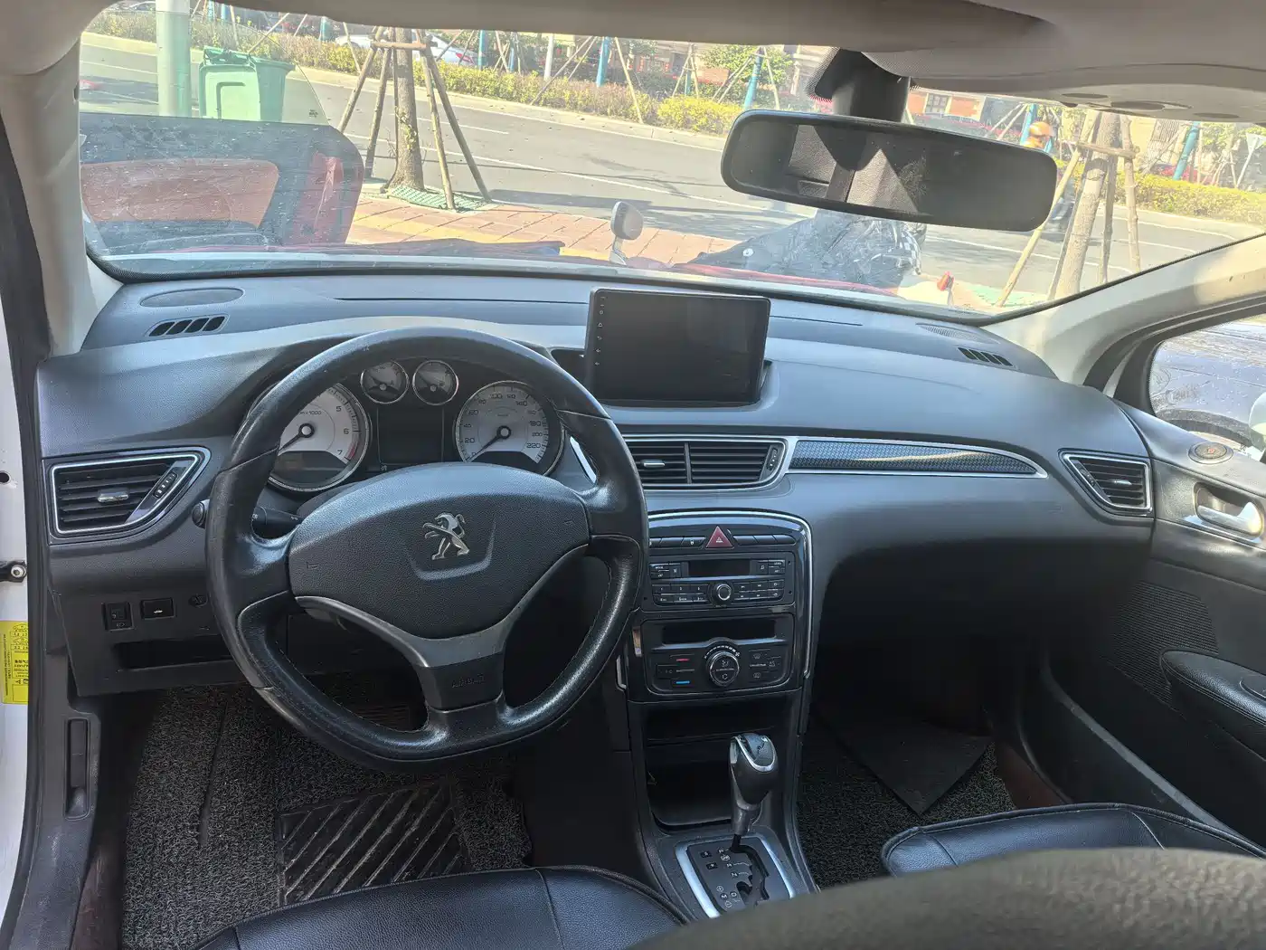 Peugeot 308 2014 Model Joy Edition Classic 1.6L Automatic Superior Style фото 9