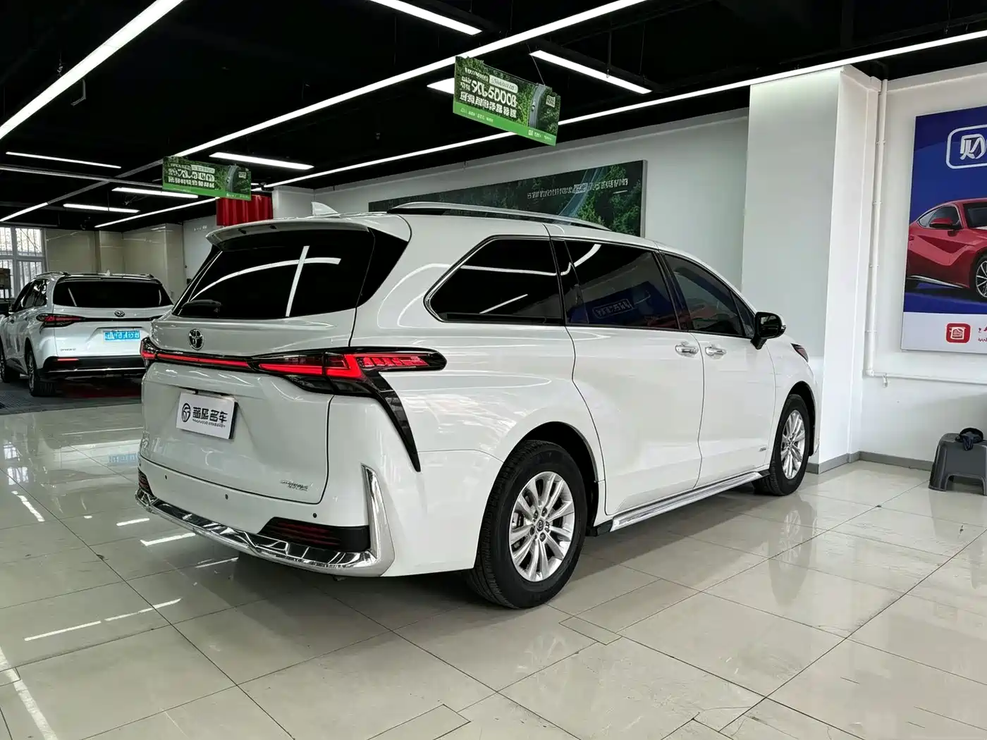 Toyota Granvia 2023 2.5L Hybrid Comfort Edition фото 5