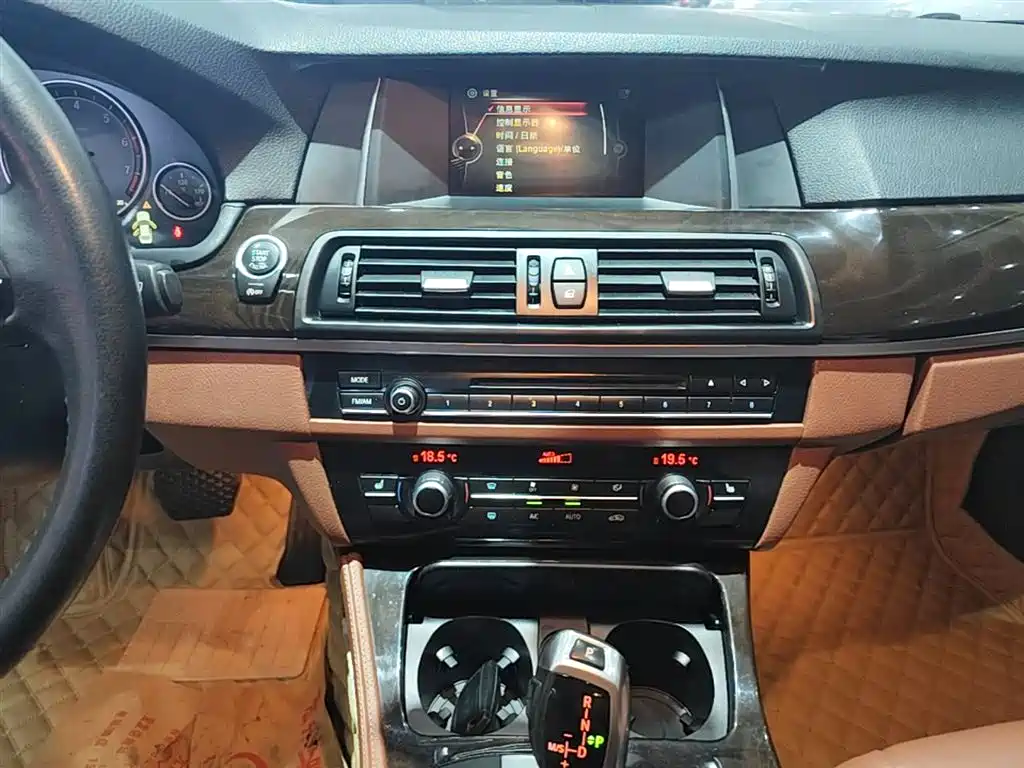 BMW 5 Series 2014 525Li Leading фото 13