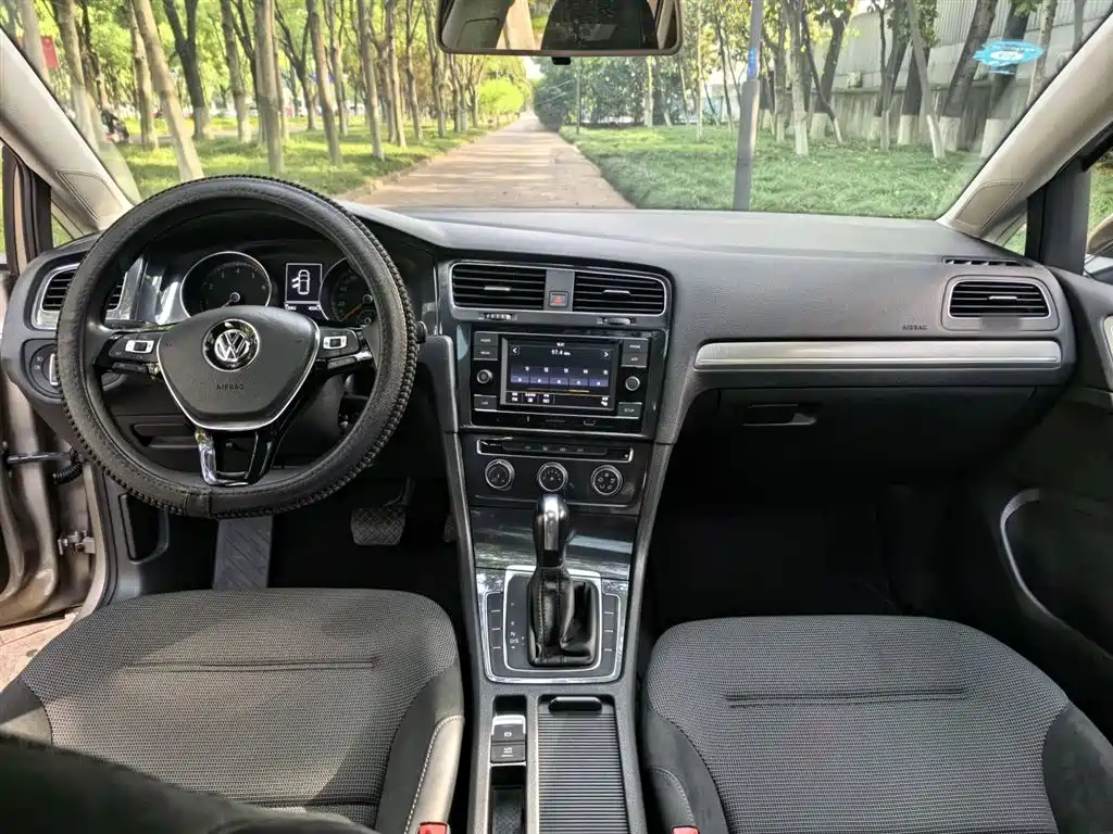 Volkswagen Golf 2018 1.6L Automatic Comfort фото 10