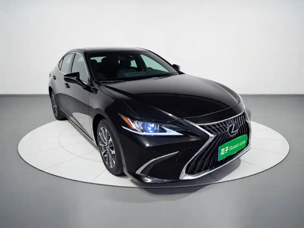 Фото 3 - Lexus ES