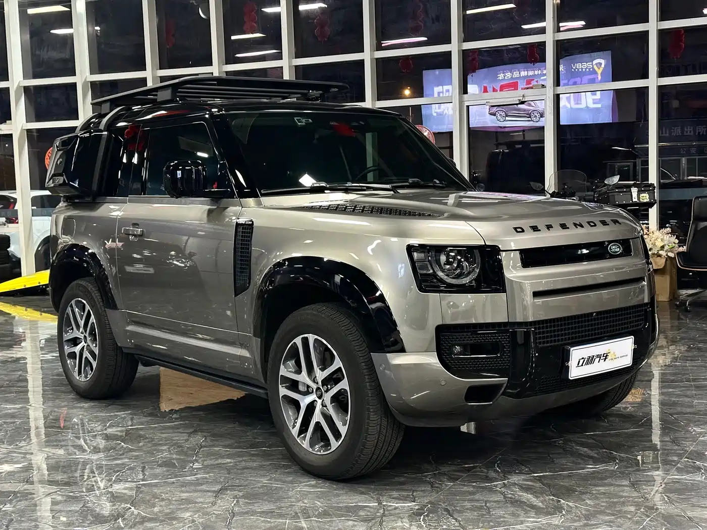 Land Rover Defender 2023 Facelift 90 3.0T P400 XS фото 3