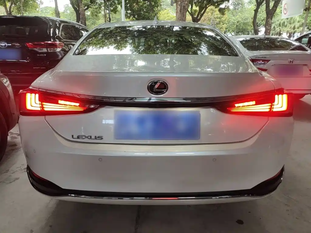 Фото 6 - Lexus ES