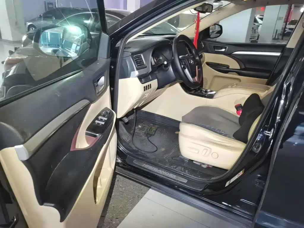 Photo 16 - Toyota Highlander