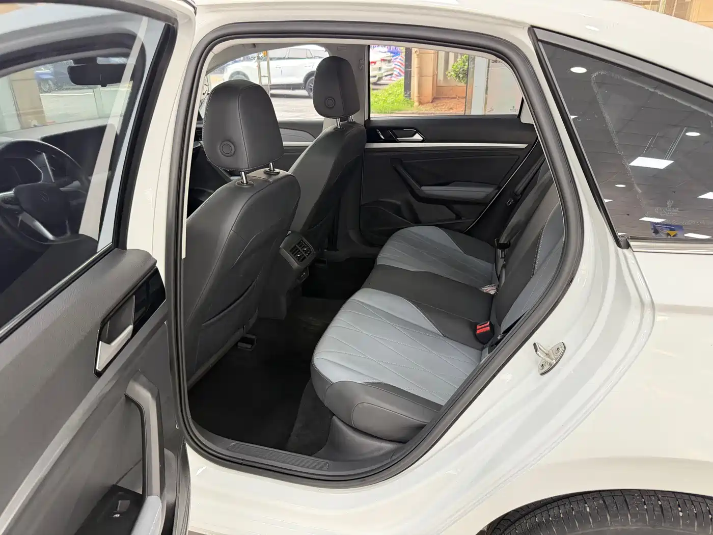 Volkswagen Lavida 2023 1.5L Auto Five Million Edition фото 5