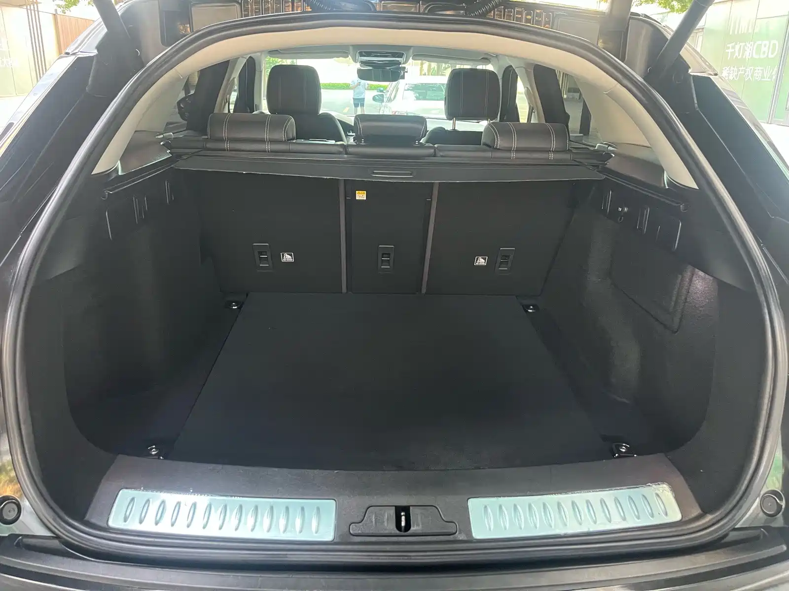 صورة 14 - Land Rover Range Rover Velar