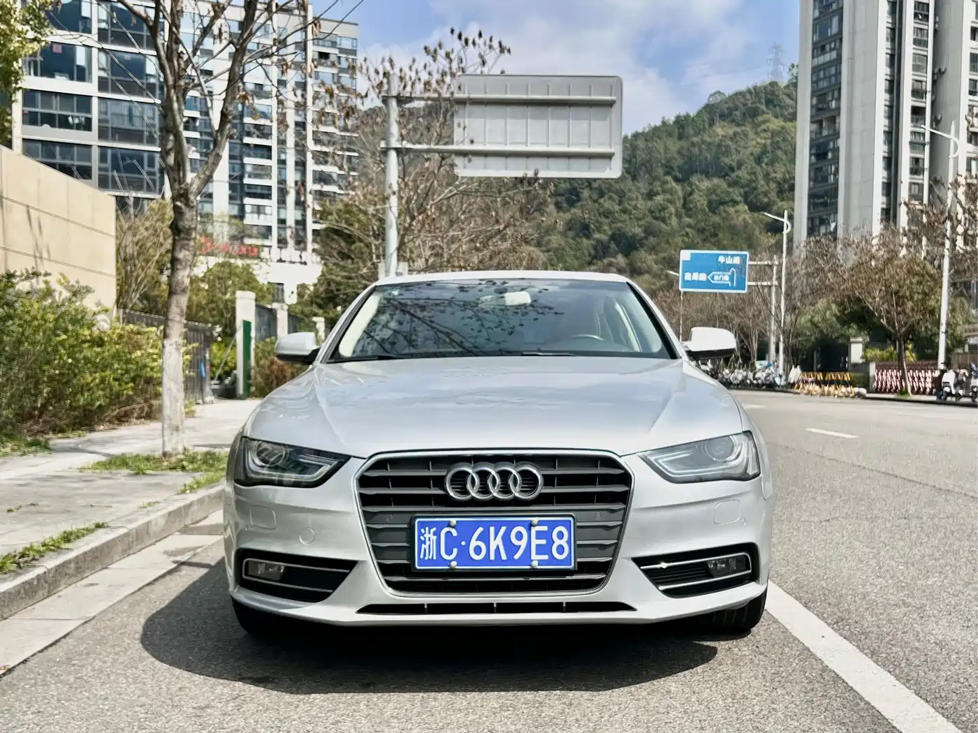 Audi A4L 2013 35 TFSI Automatic Comfort фото 2
