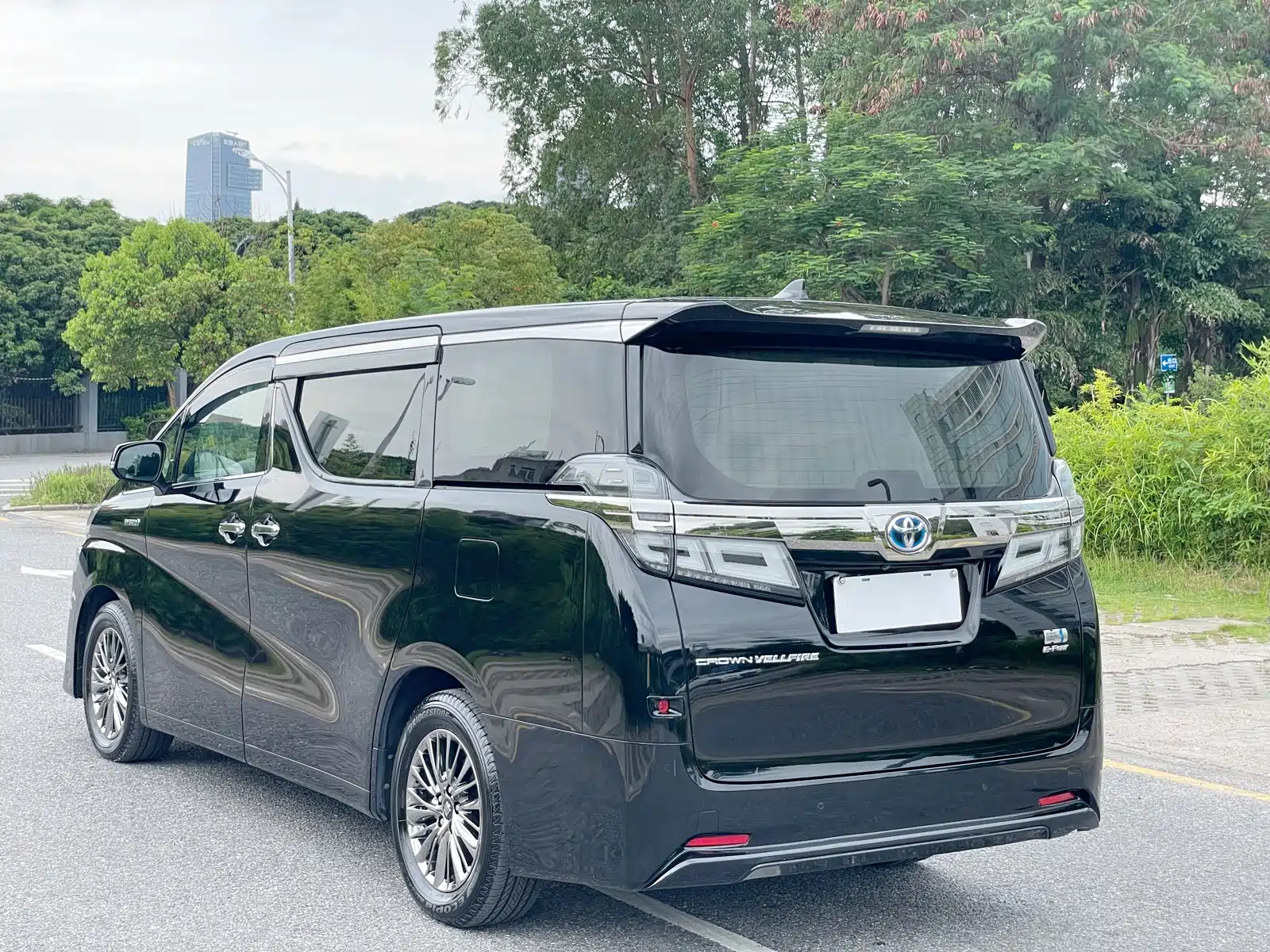 Фото 10 - Toyota Vellfire