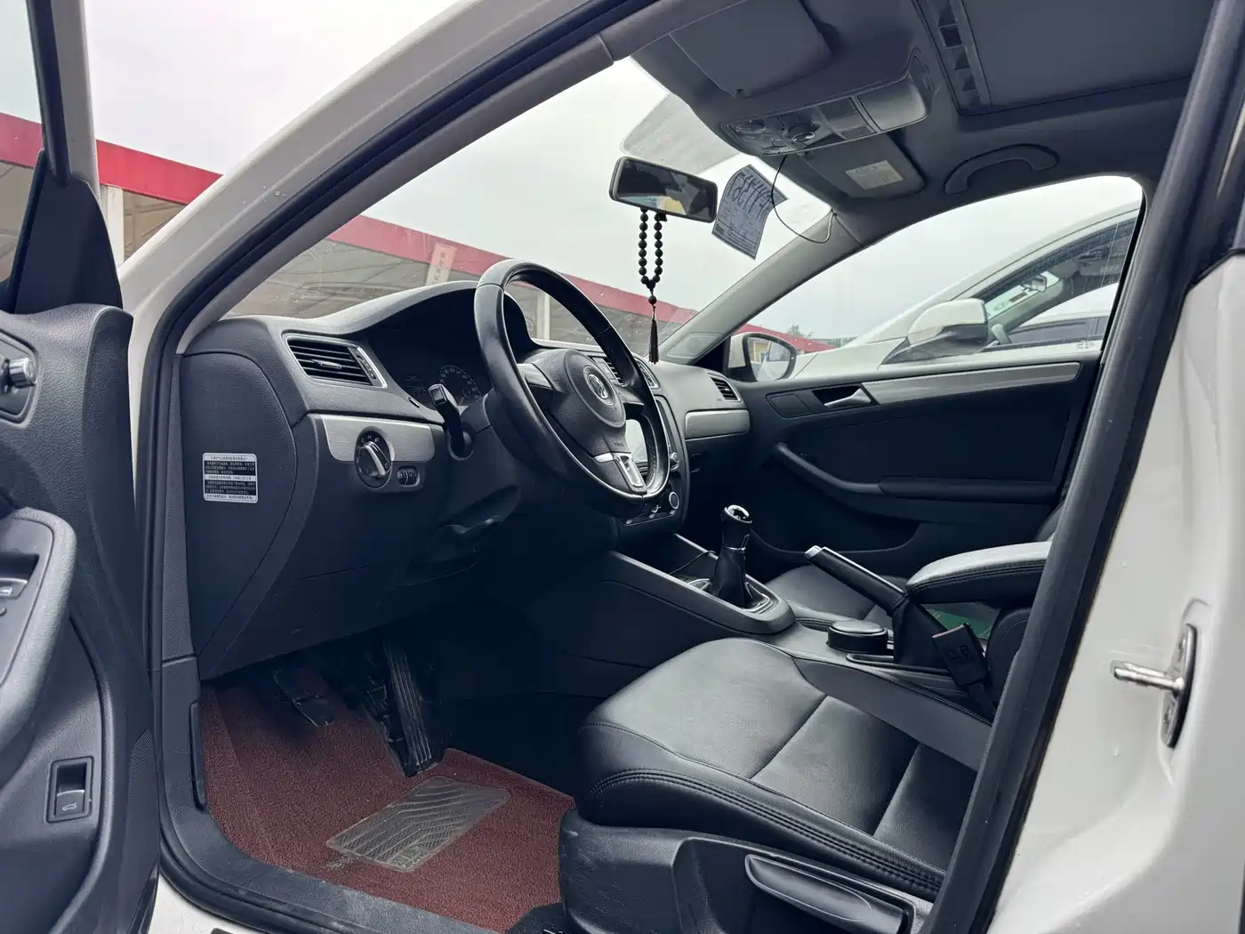 Volkswagen Sagitar 2014 Facelift 1.6L Manual Comfort фото 3