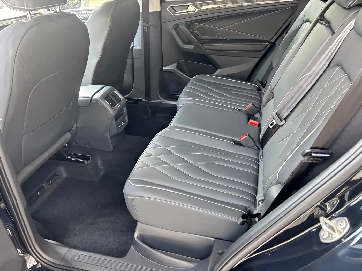 Volkswagen Tiguan L 2024 Outstanding 330TSI Auto 2WD R-Line Dragon Glory Edition фото 10