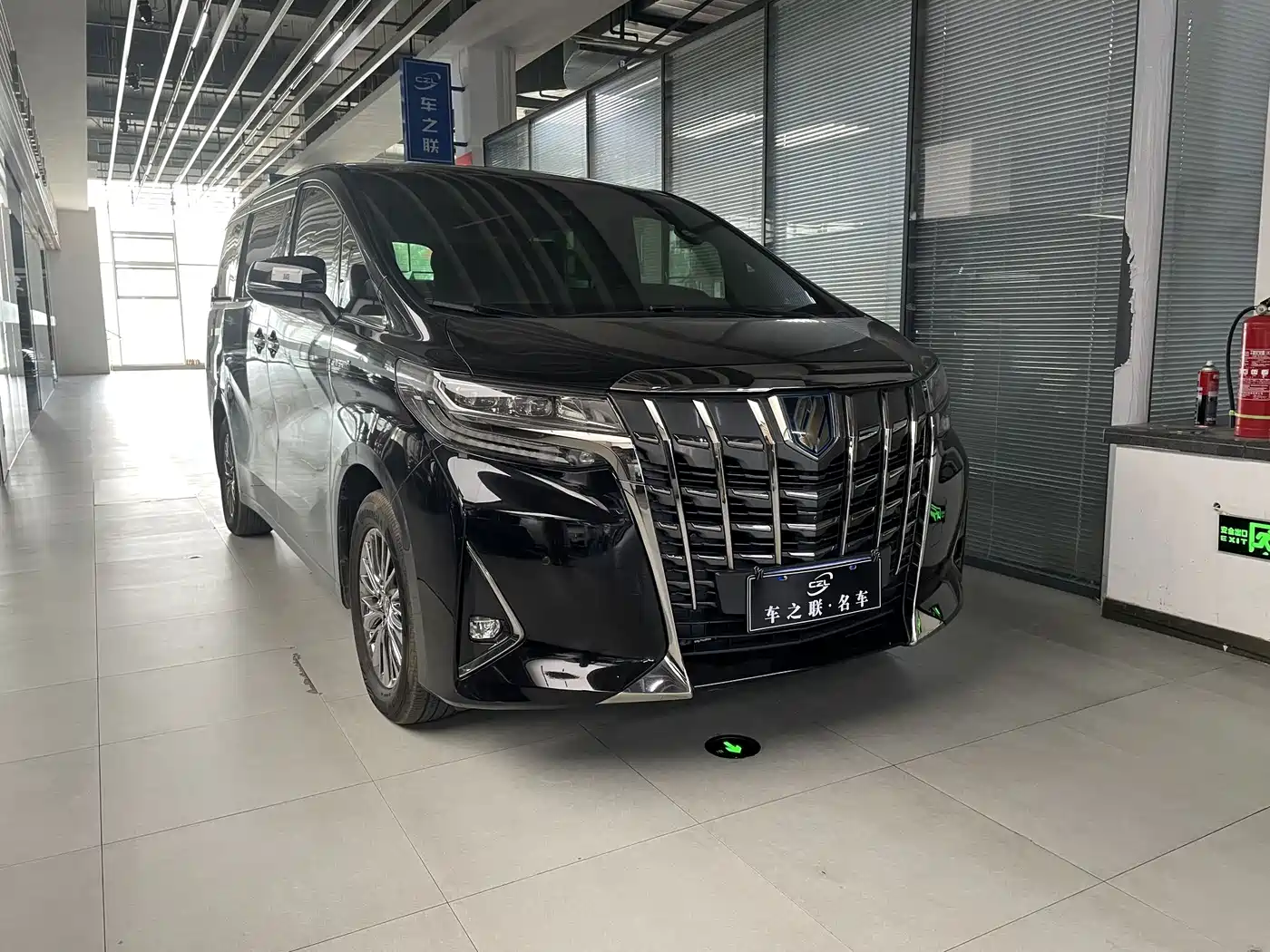 Фото 1 - Toyota Alphard
