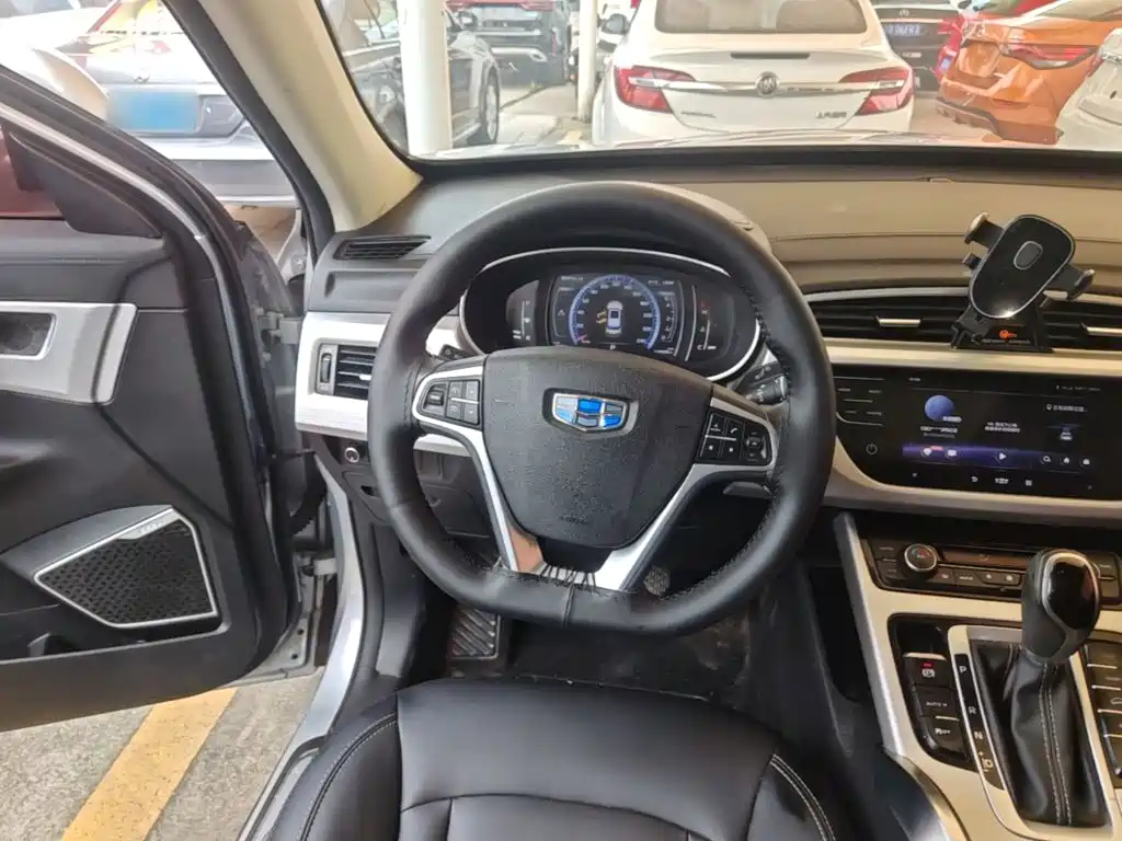 Фото 11 - Geely Atlas