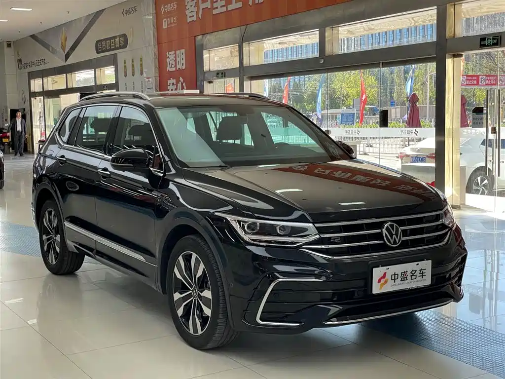 Volkswagen Tiguan L 2024 330TSI Automatic 2WD R-Line Premium Enjoyment Edition фото 3