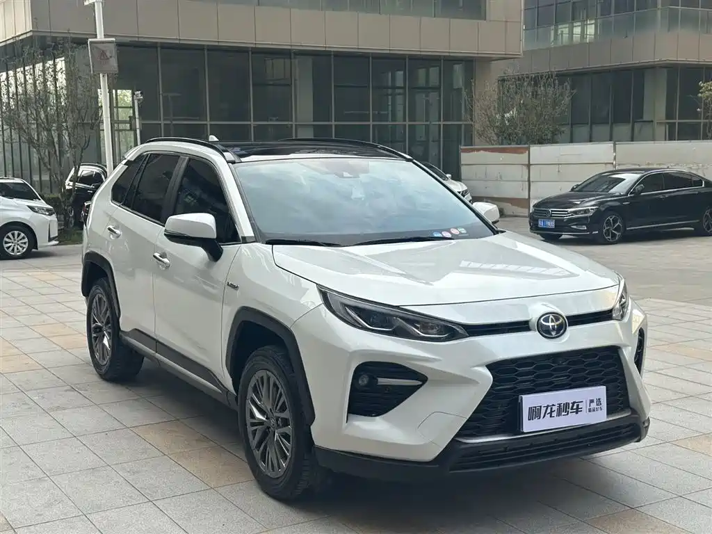 Toyota Wildlander 2023 Hybrid 2.5L E-CVT AWD Premium Edition фото 5